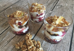 Bicchieri golosi di frutta e cereali articleimage