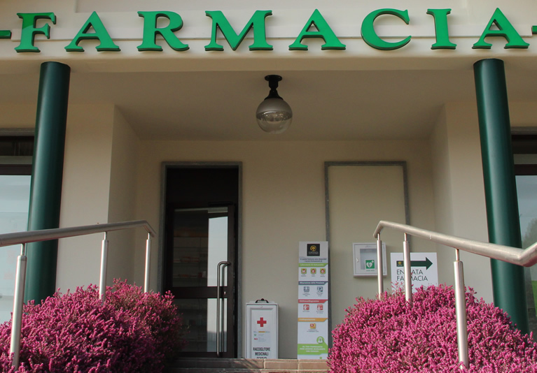 foto con bidone farmaci scaduti